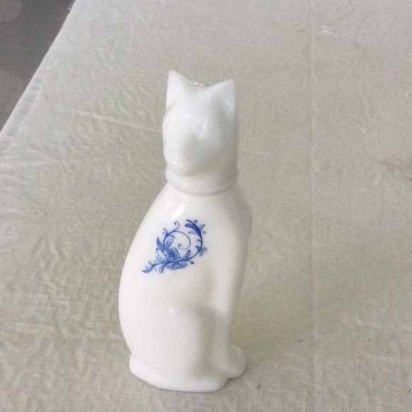 Woman’s Vintage Avon Ming Cat Milk Glass Cologne Bottle - Picture 1 of 5